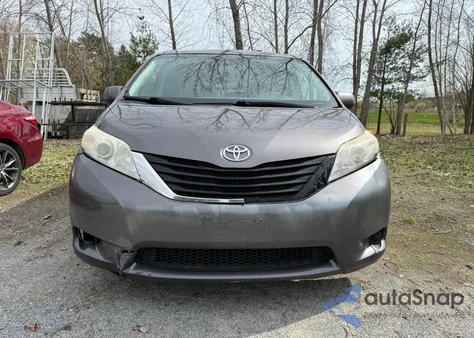 2012 Toyota Sienna Le z USA, uszkodzony, nr VIN 5TDKK3DC9CS257572
